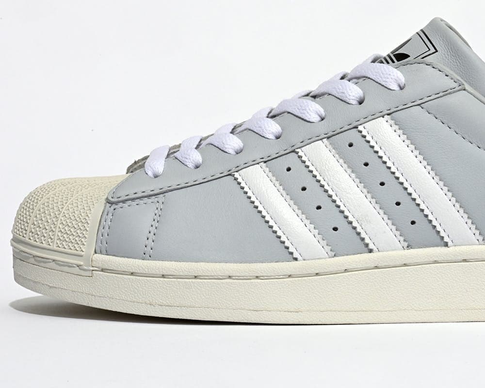 adidas predstavlja novu verziju modela Superstar u saradnji sa magazinom Safari